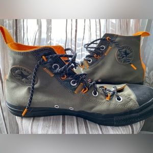 Converse size 10.5 mens, 12.5 women